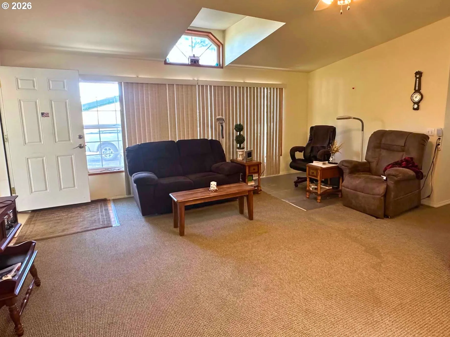 Living Room/Entrance