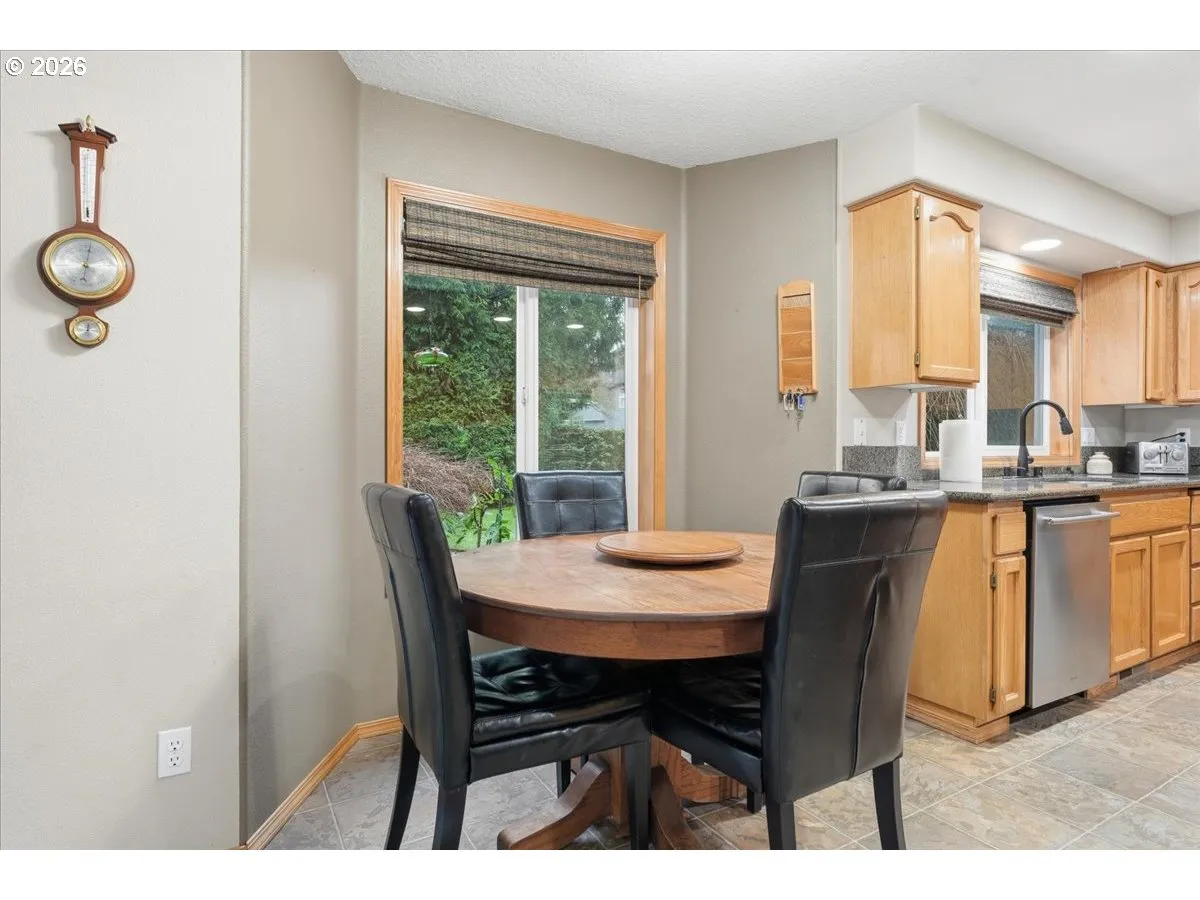 Kitchen-Breakfast Bar