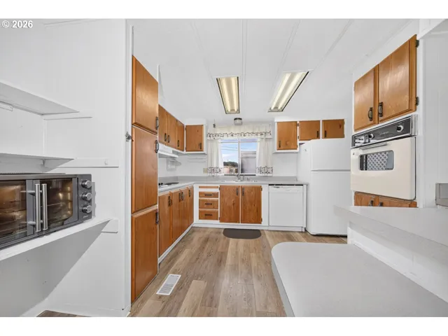 Kitchen-Eating Area