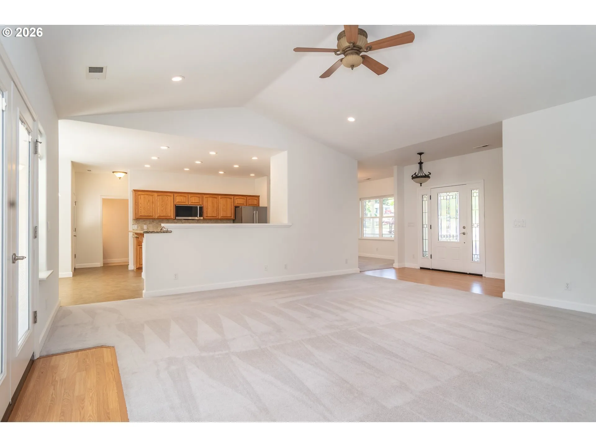 Living Room/Entrance
