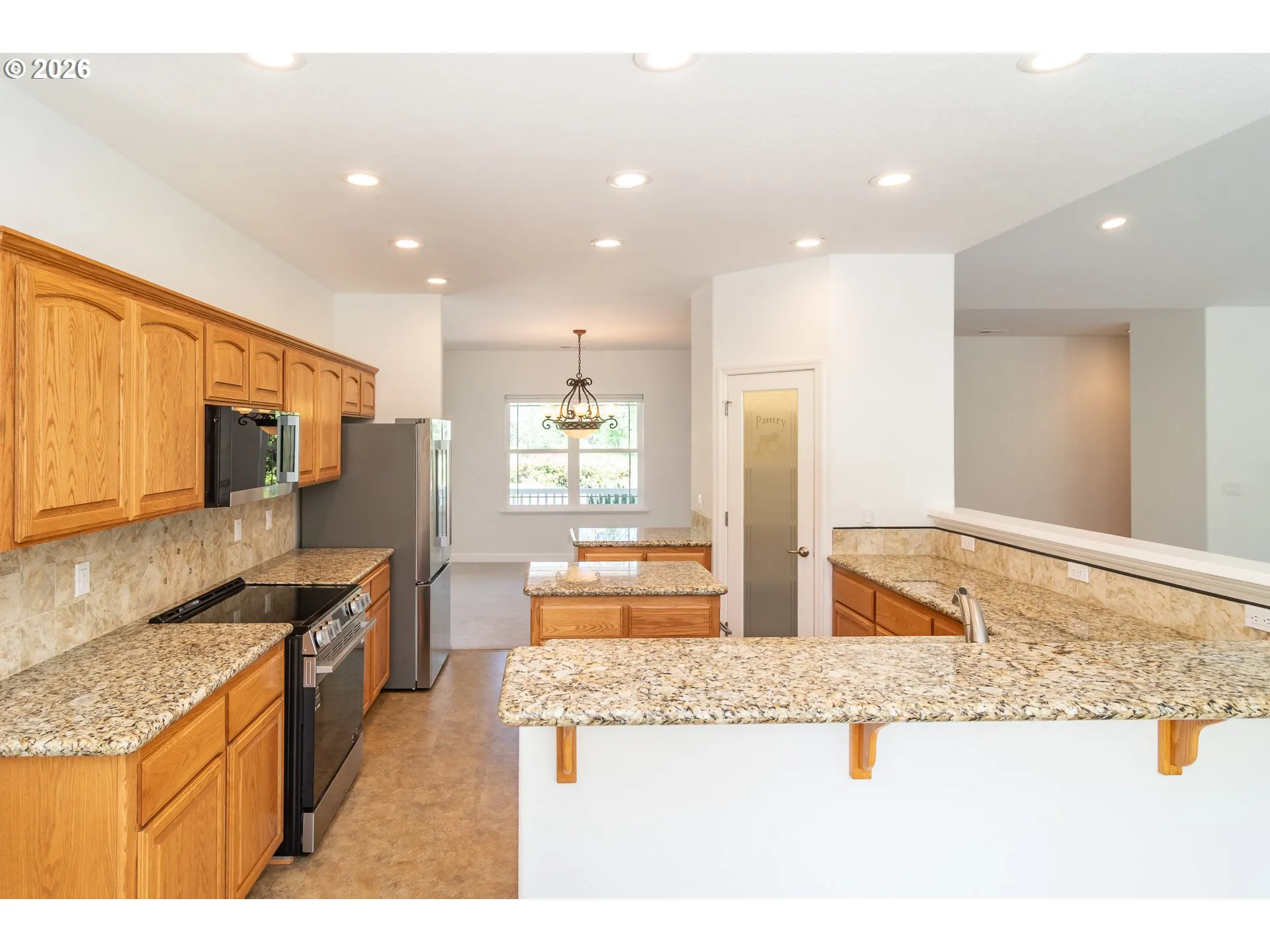 Kitchen-Breakfast Bar