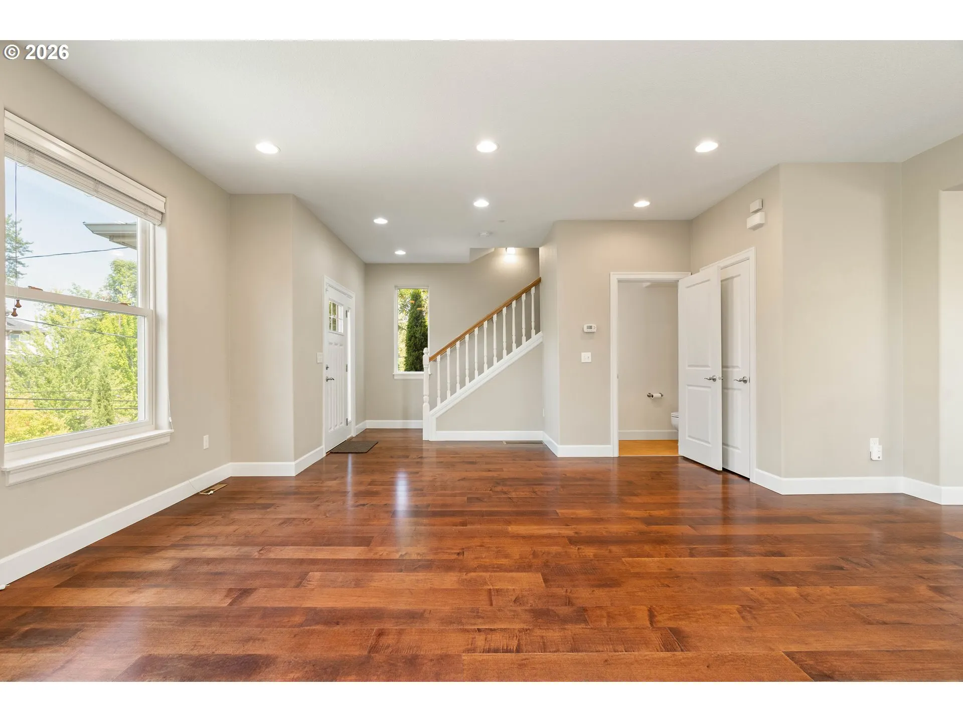 Living Room/Entrance