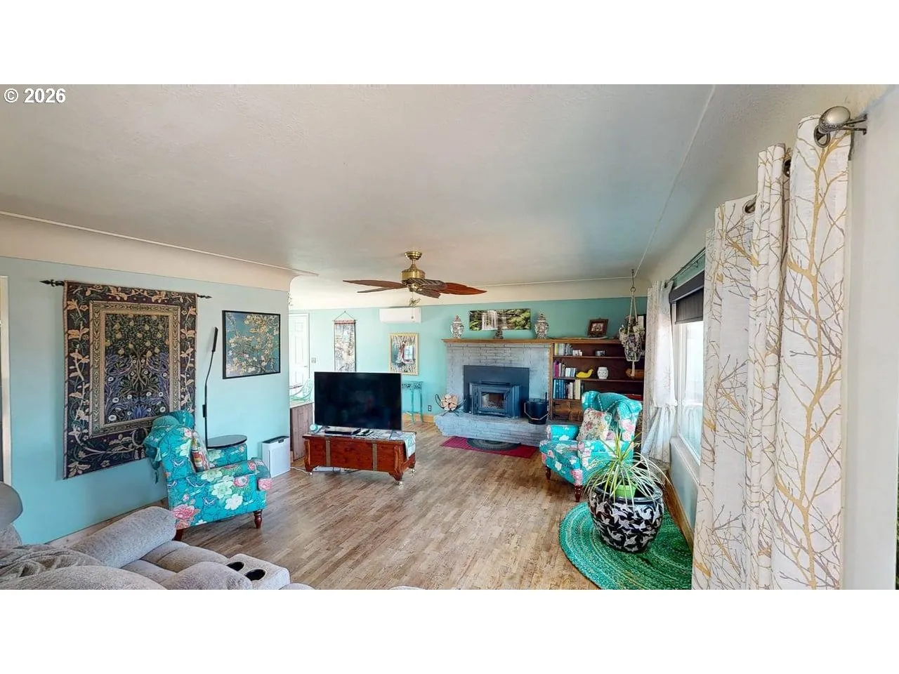 Living Room-Fireplace