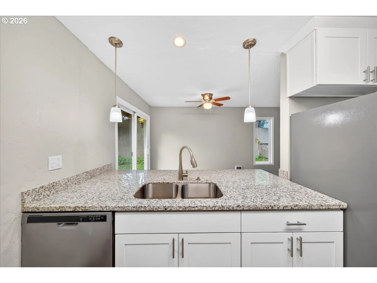 Kitchen-Breakfast Bar