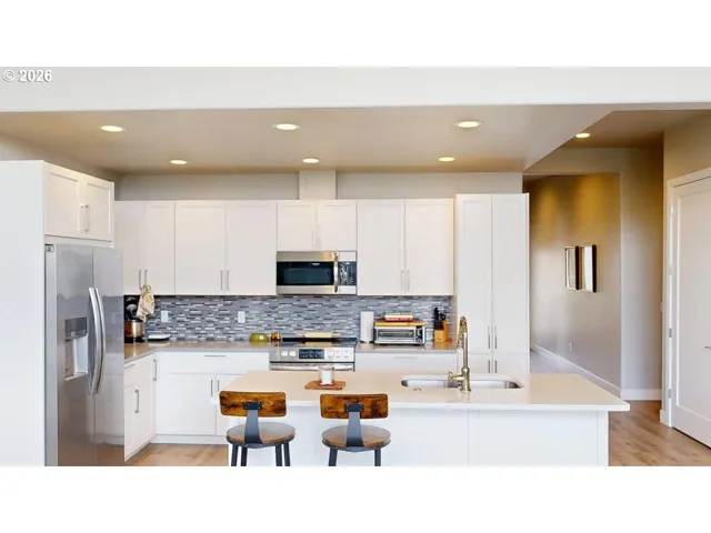 Kitchen-Breakfast Bar