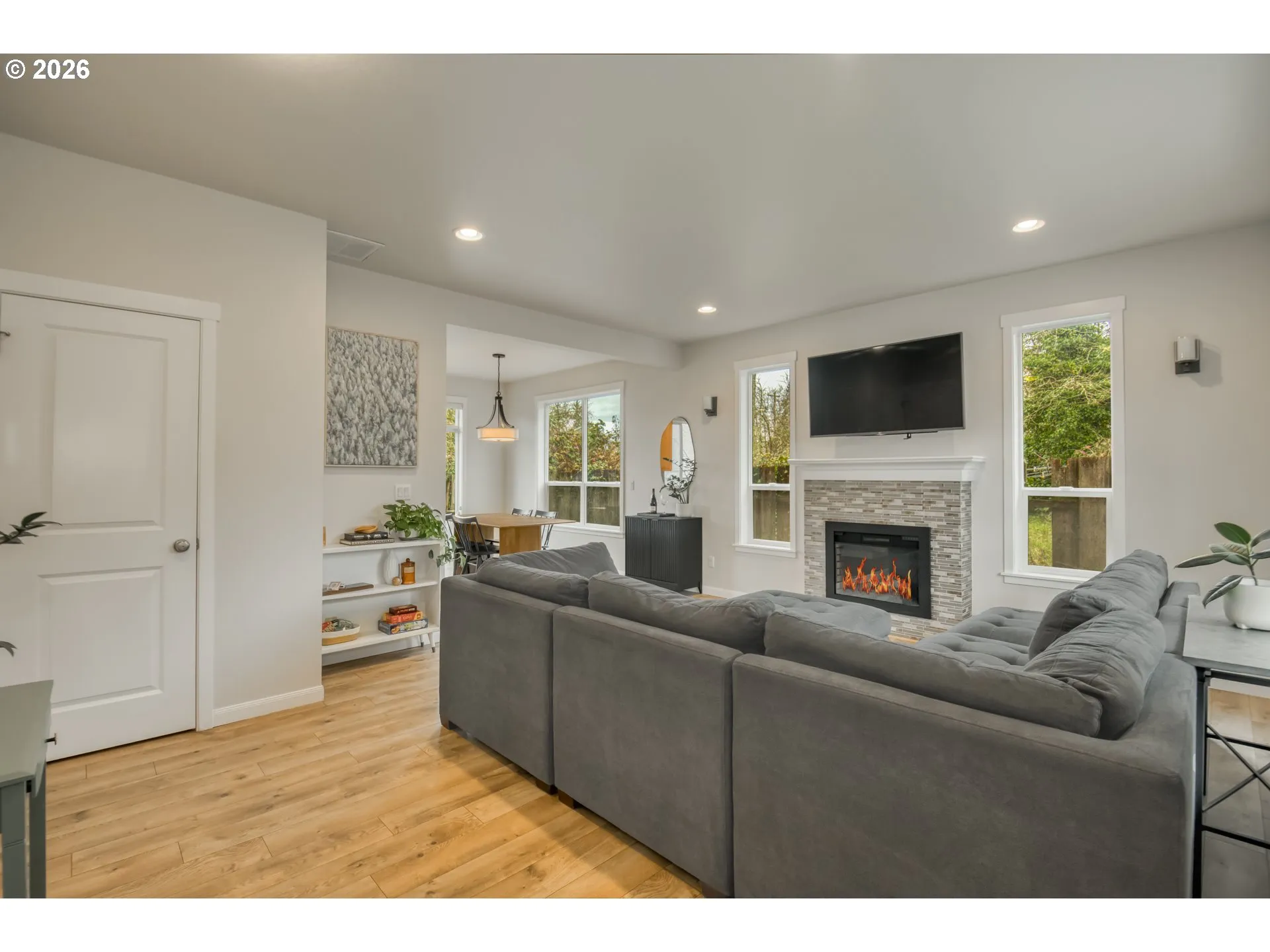 Living Room/Entrance