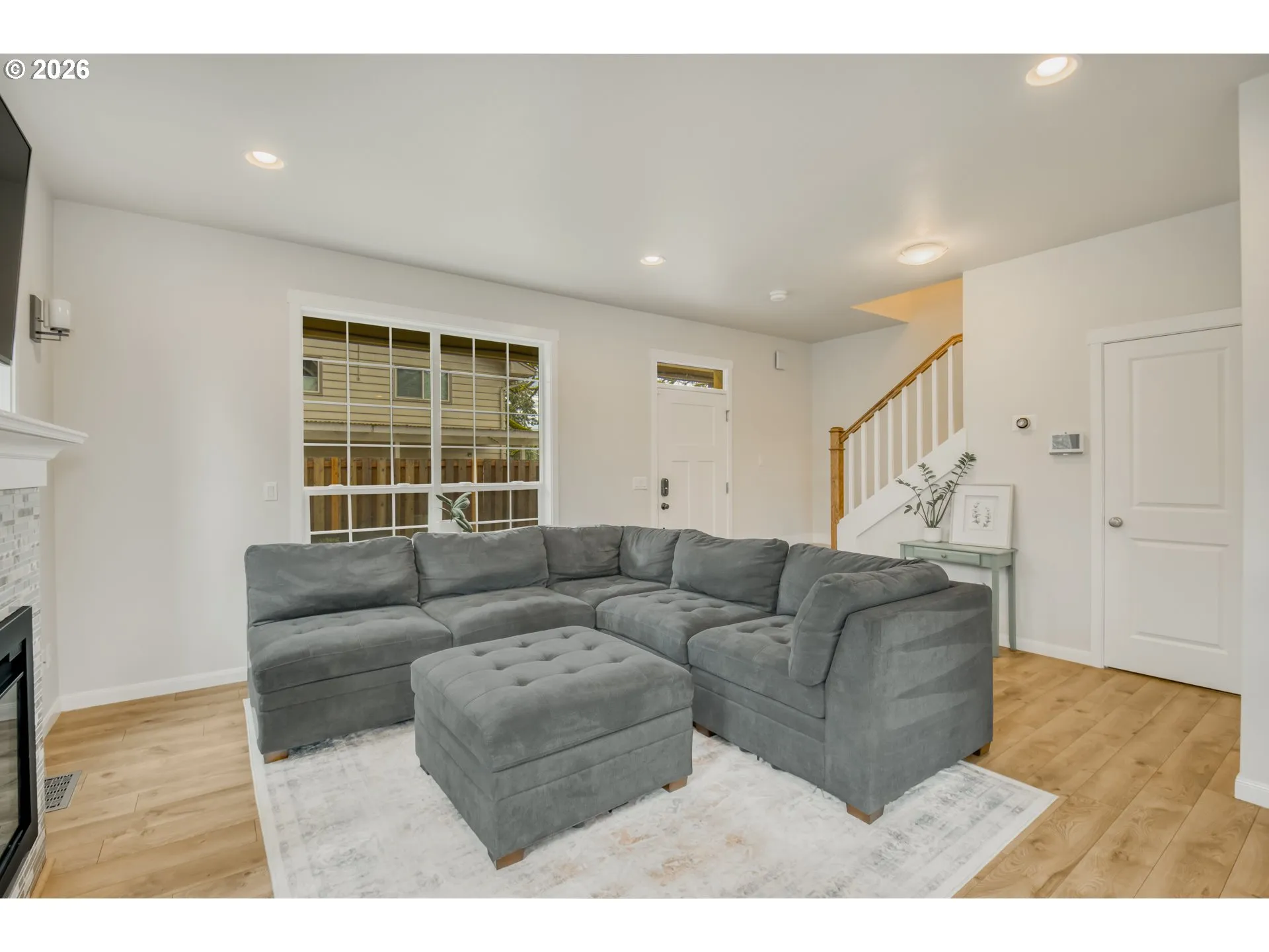 Living Room/Entrance