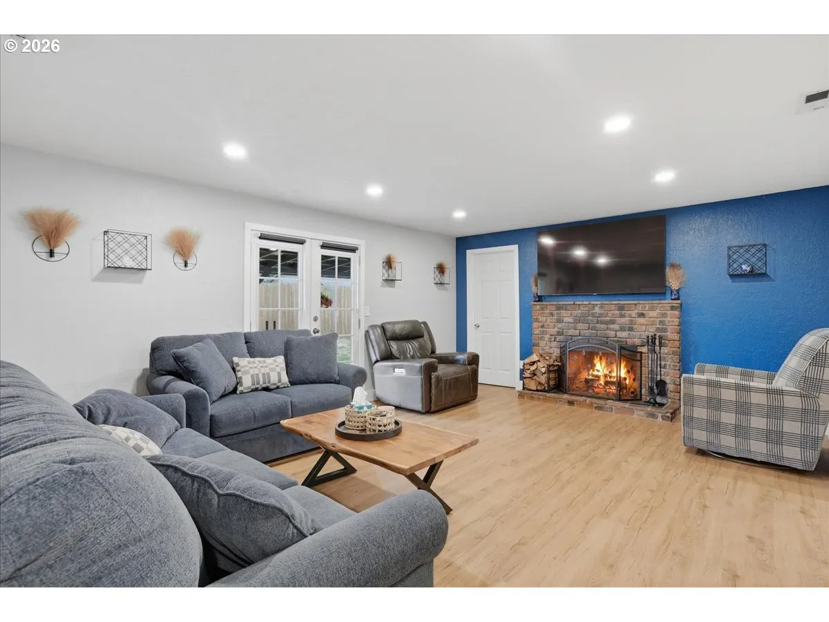 Living Room-Fireplace