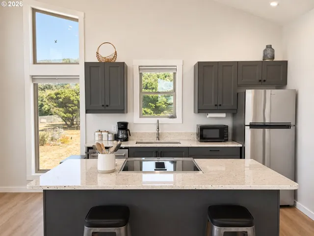 Kitchen-Breakfast Bar