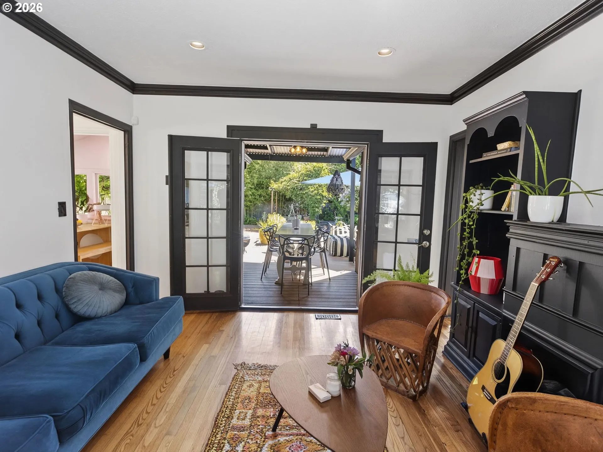 Living Room/Entrance