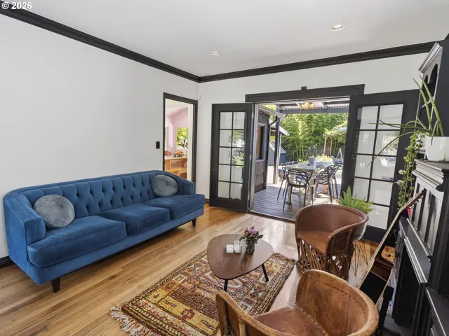 Living Room/Entrance