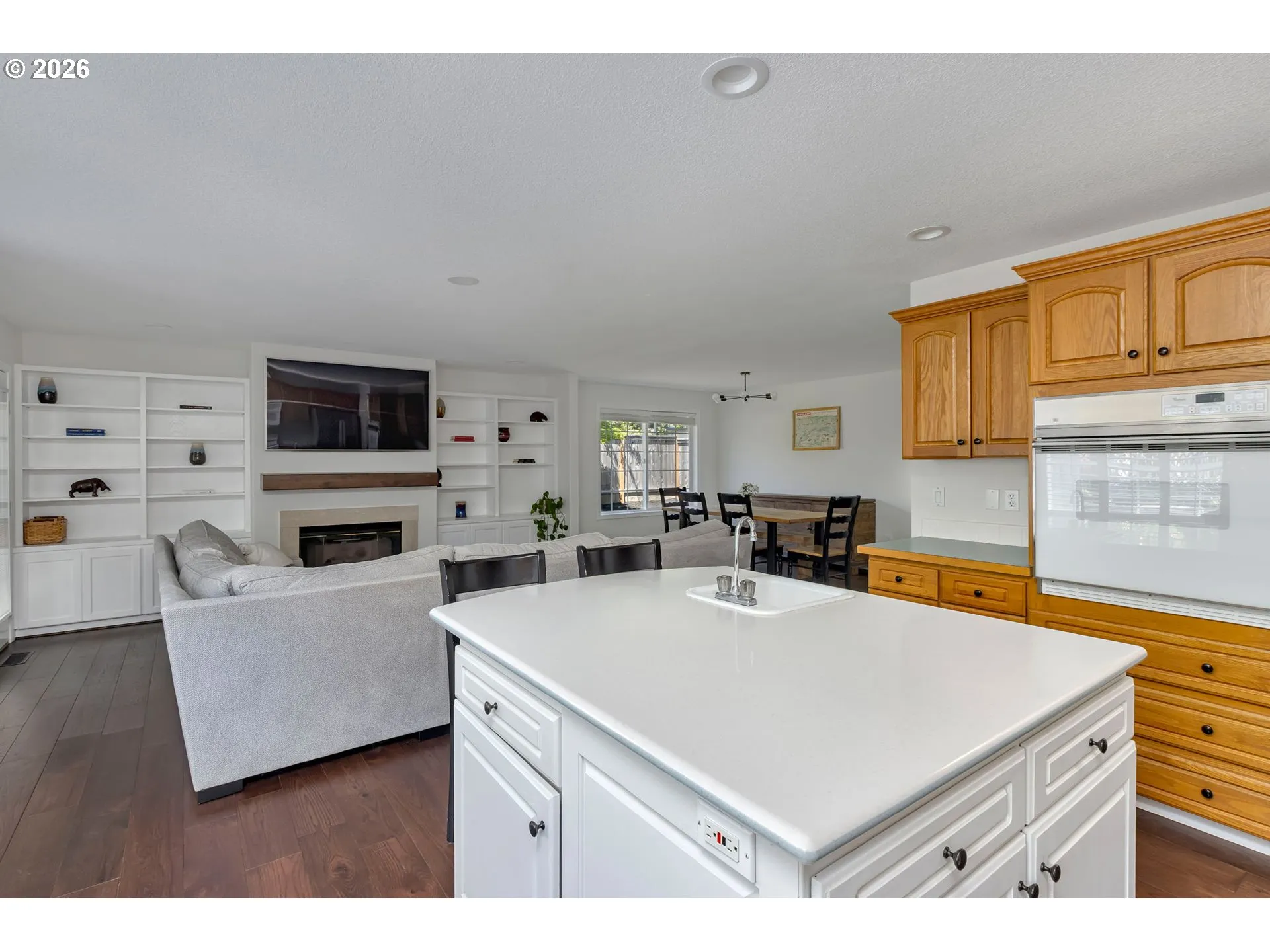 Kitchen/Living Room-Island