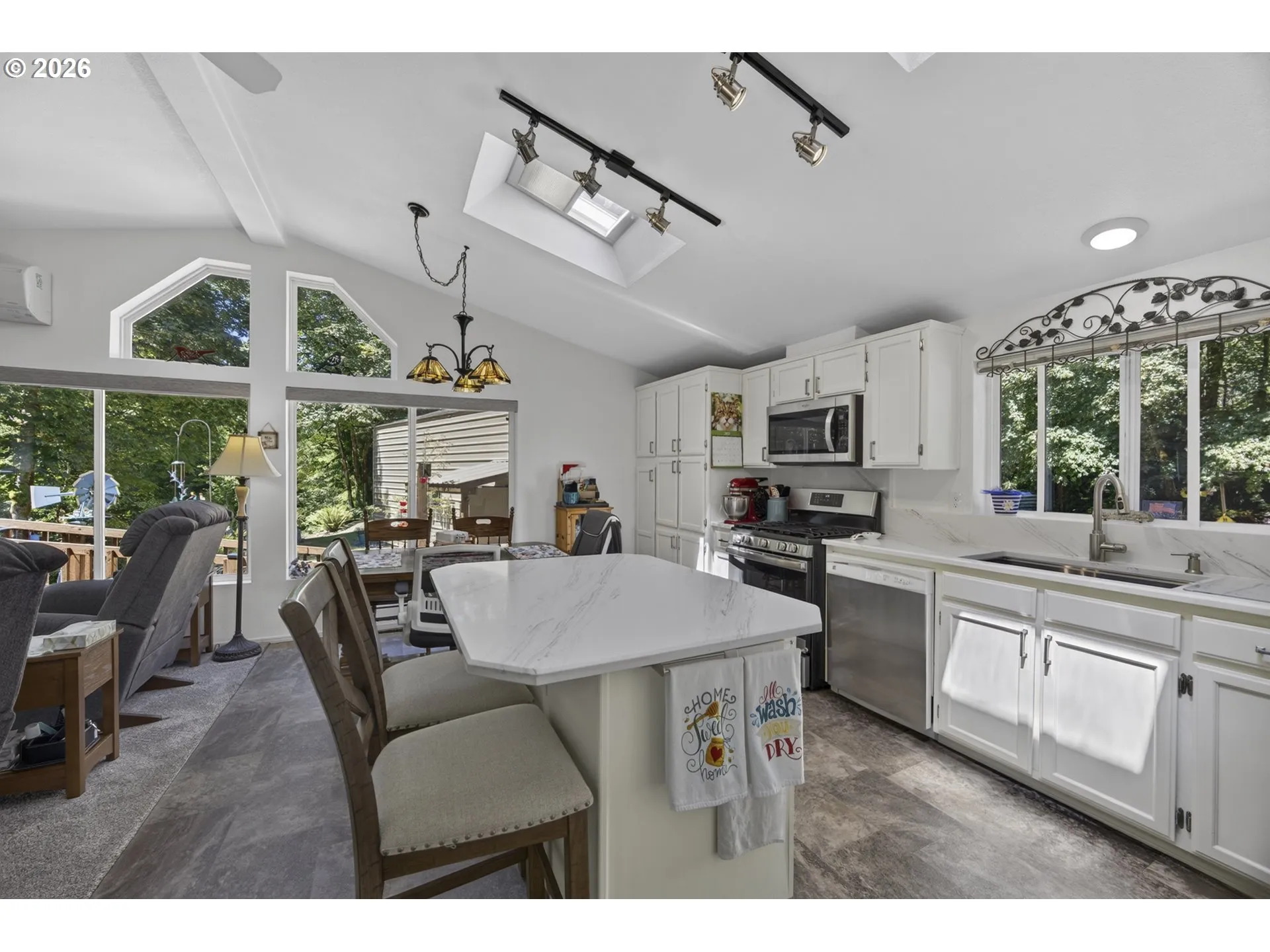 Kitchen/Dining Room-Island