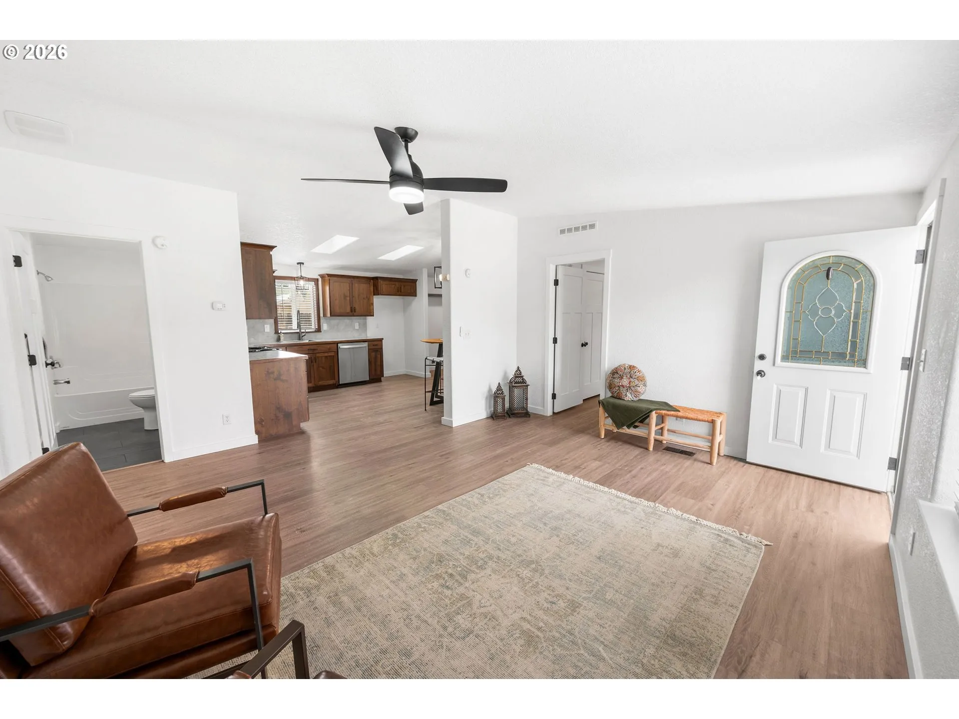 Living Room/Entrance
