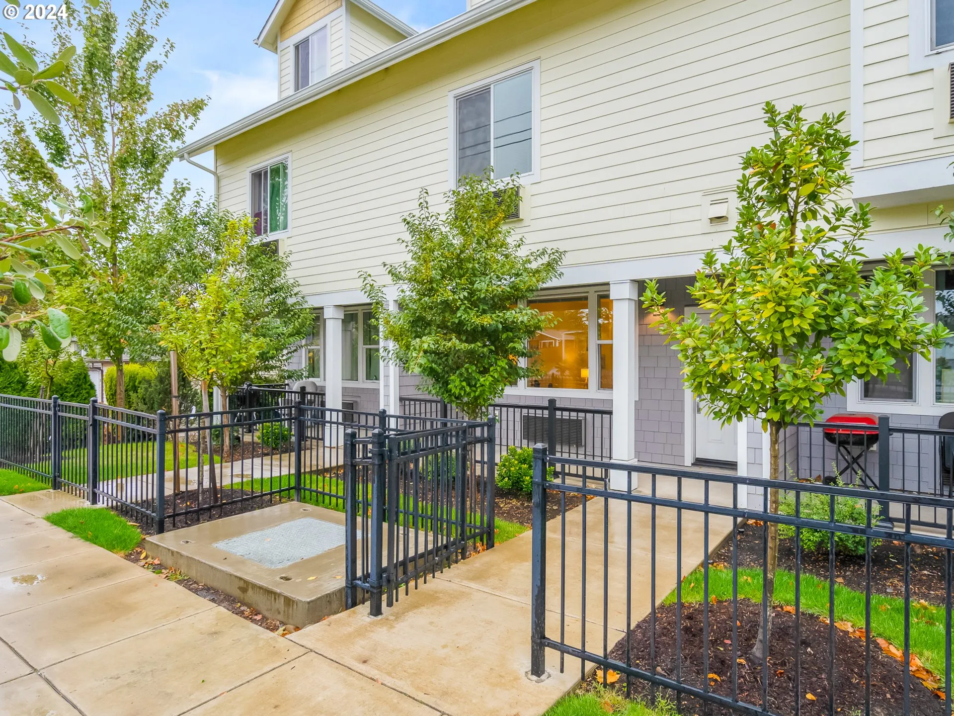 Front Yard-Fenced