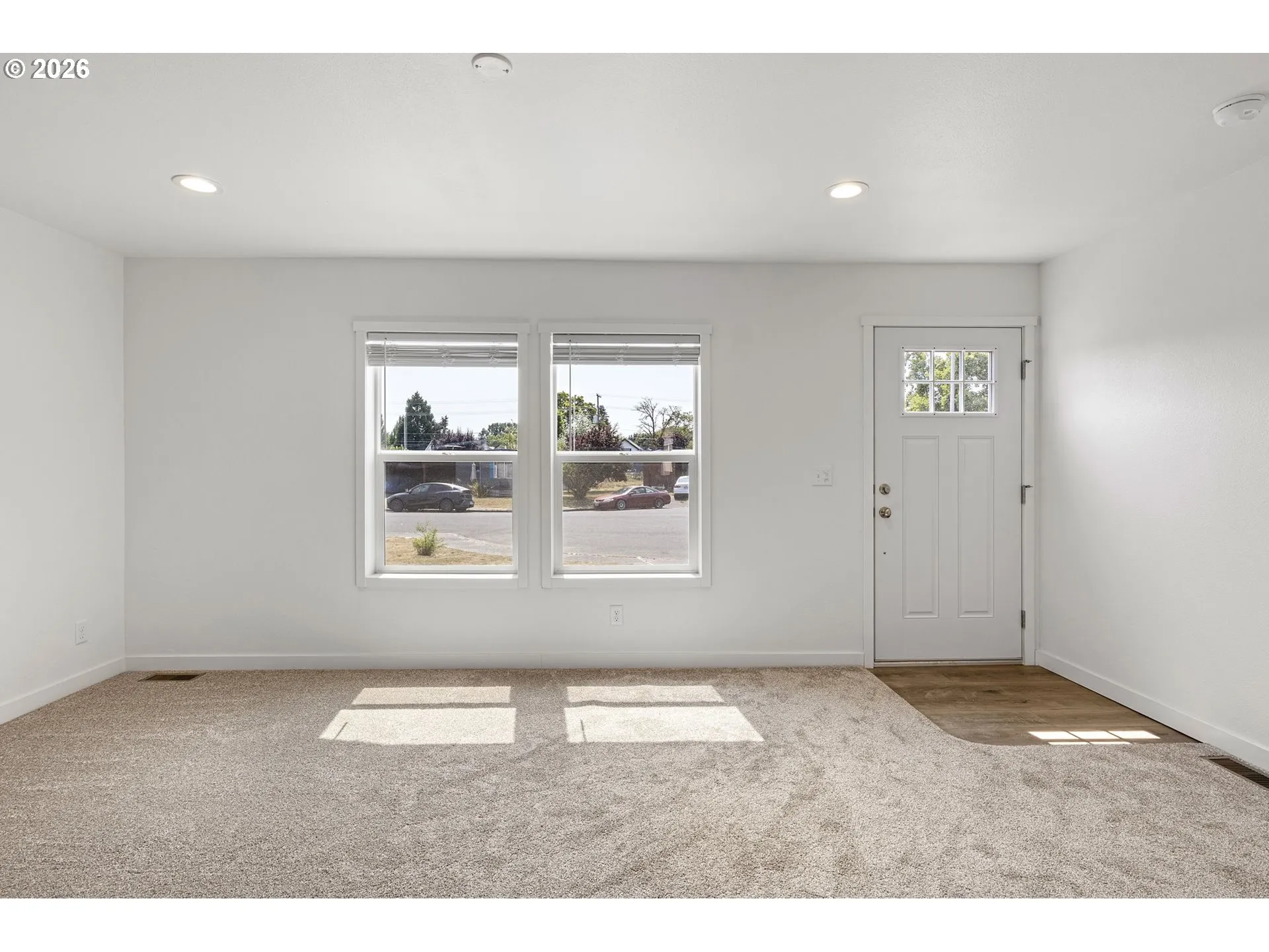 Living Room/Entrance