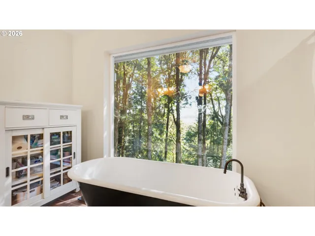 En Suite Bathroom-Upper