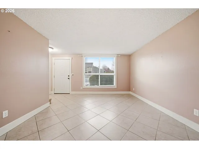 Living Room/Entrance
