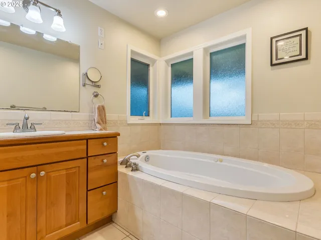 Bathroom, Attached-Garden Tub