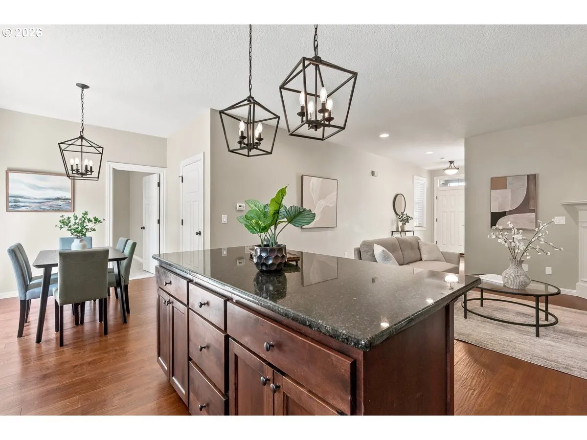 Kitchen/Dining Room-Island
