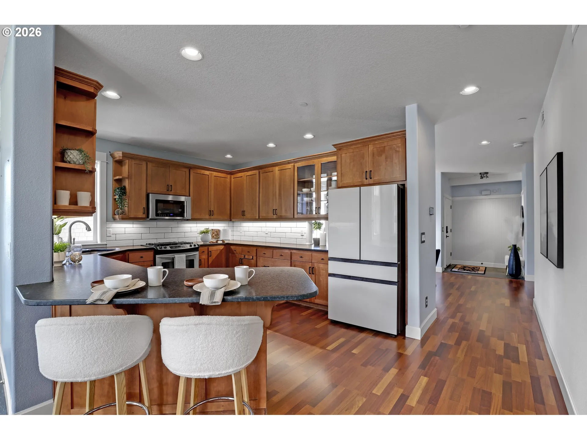 Kitchen-Breakfast Bar