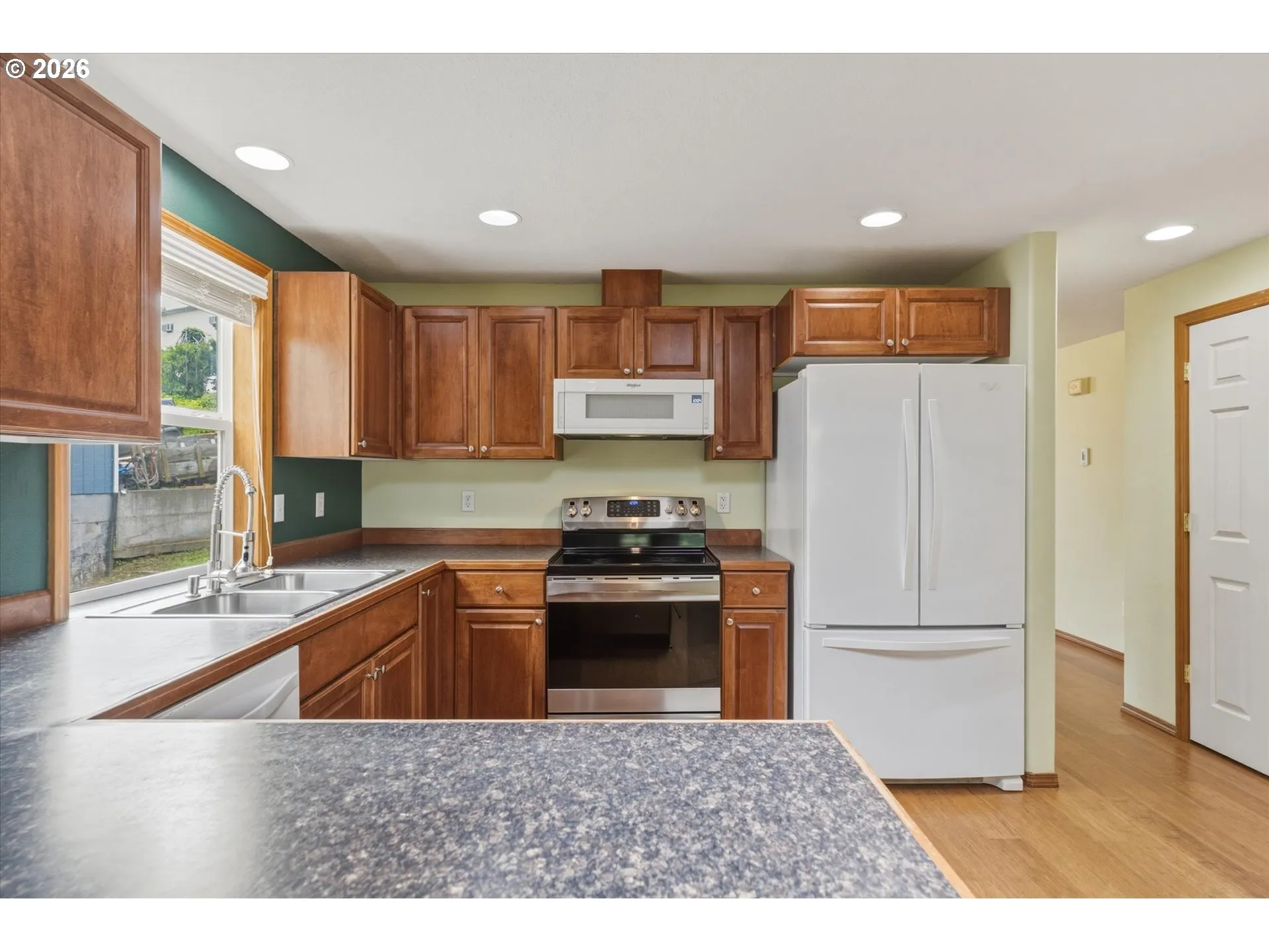 Kitchen-Breakfast Bar