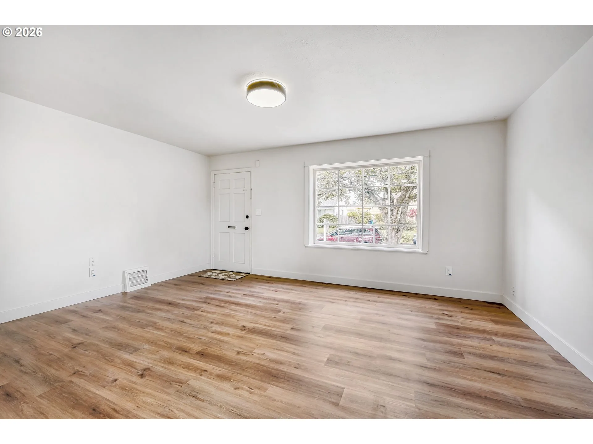 Living Room/Entrance
