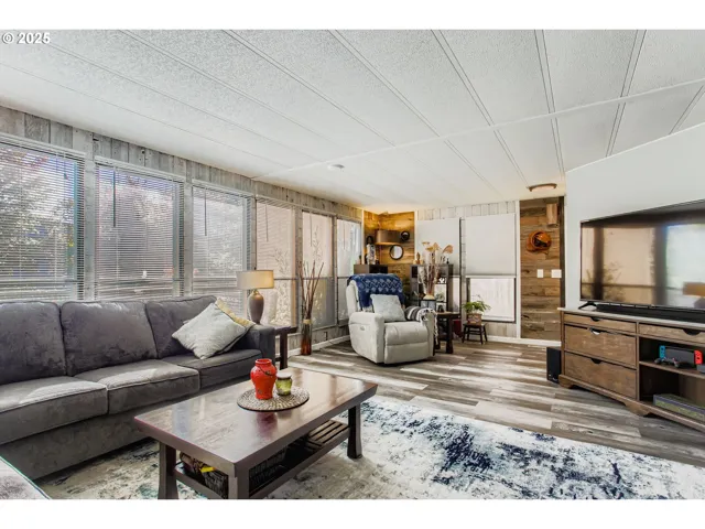 Living Room/Entrance