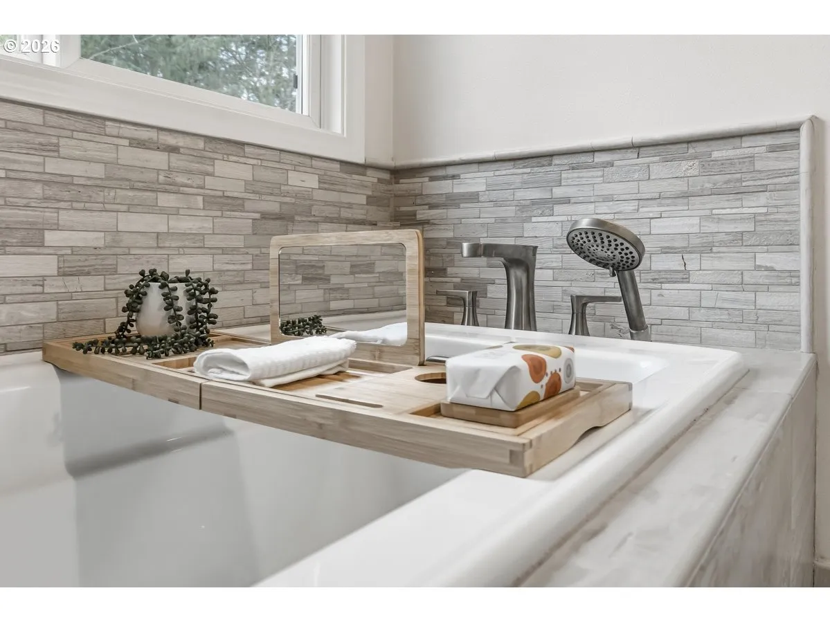 Bathroom, Attached-Garden Tub