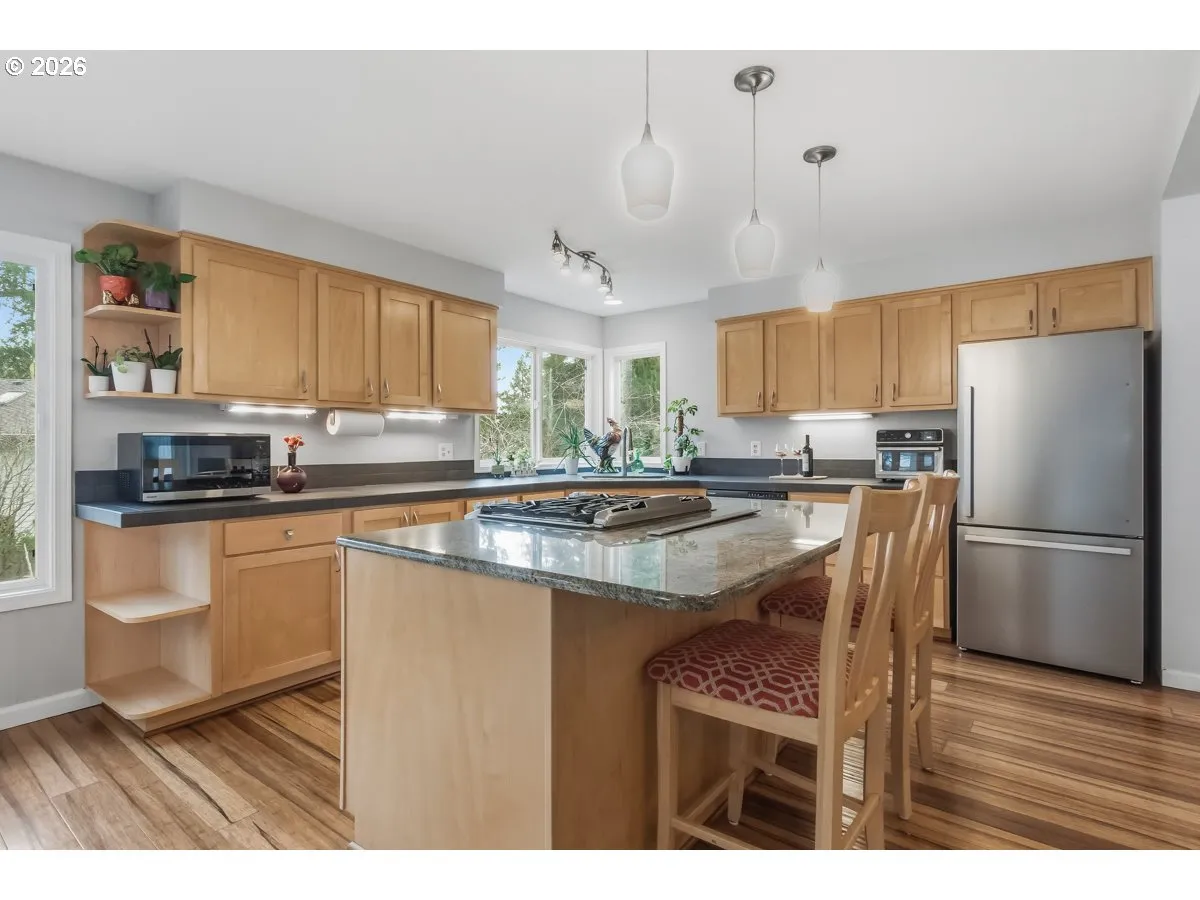 Kitchen-Breakfast Bar