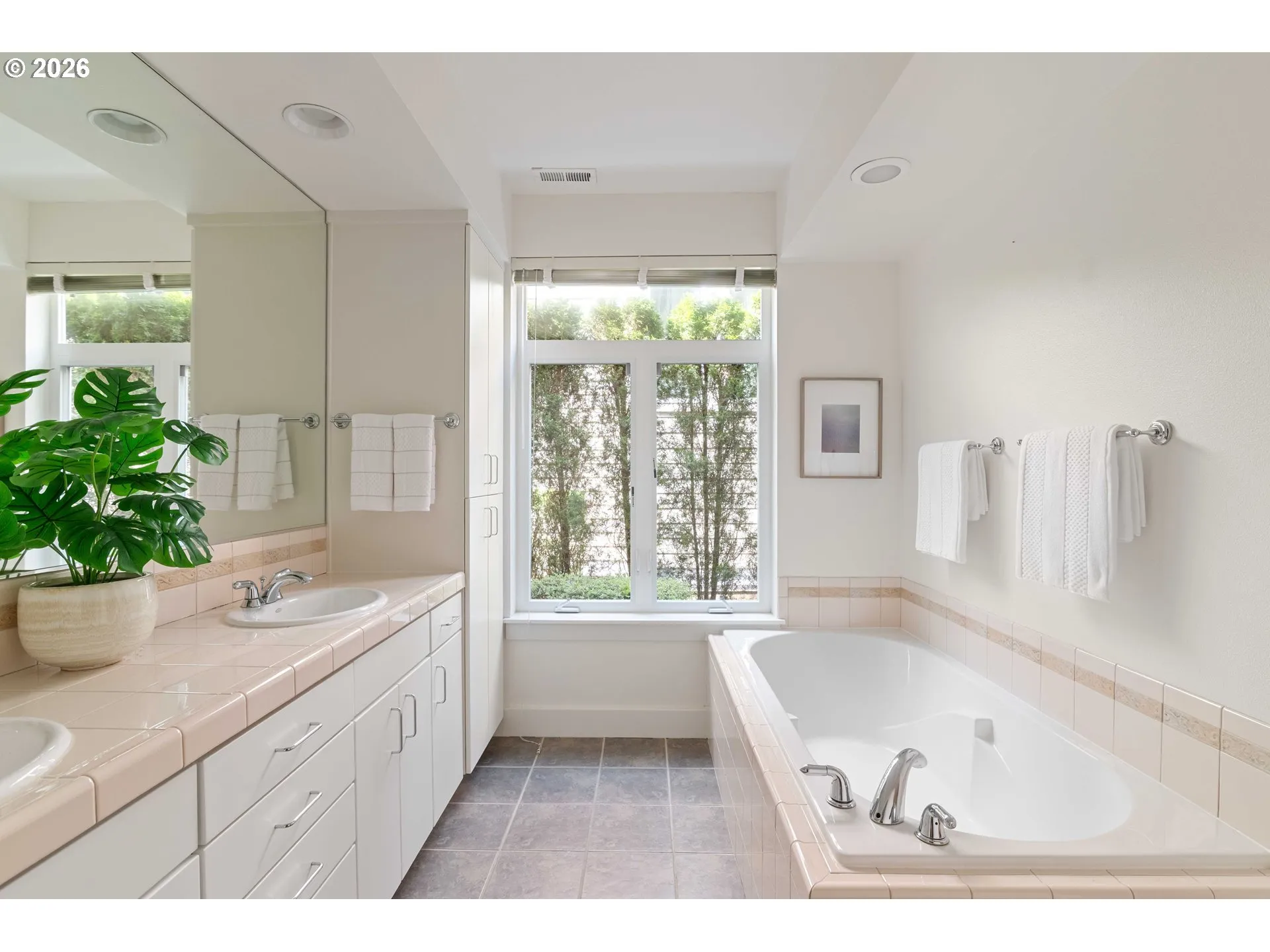 Bathroom, Attached-Garden Tub