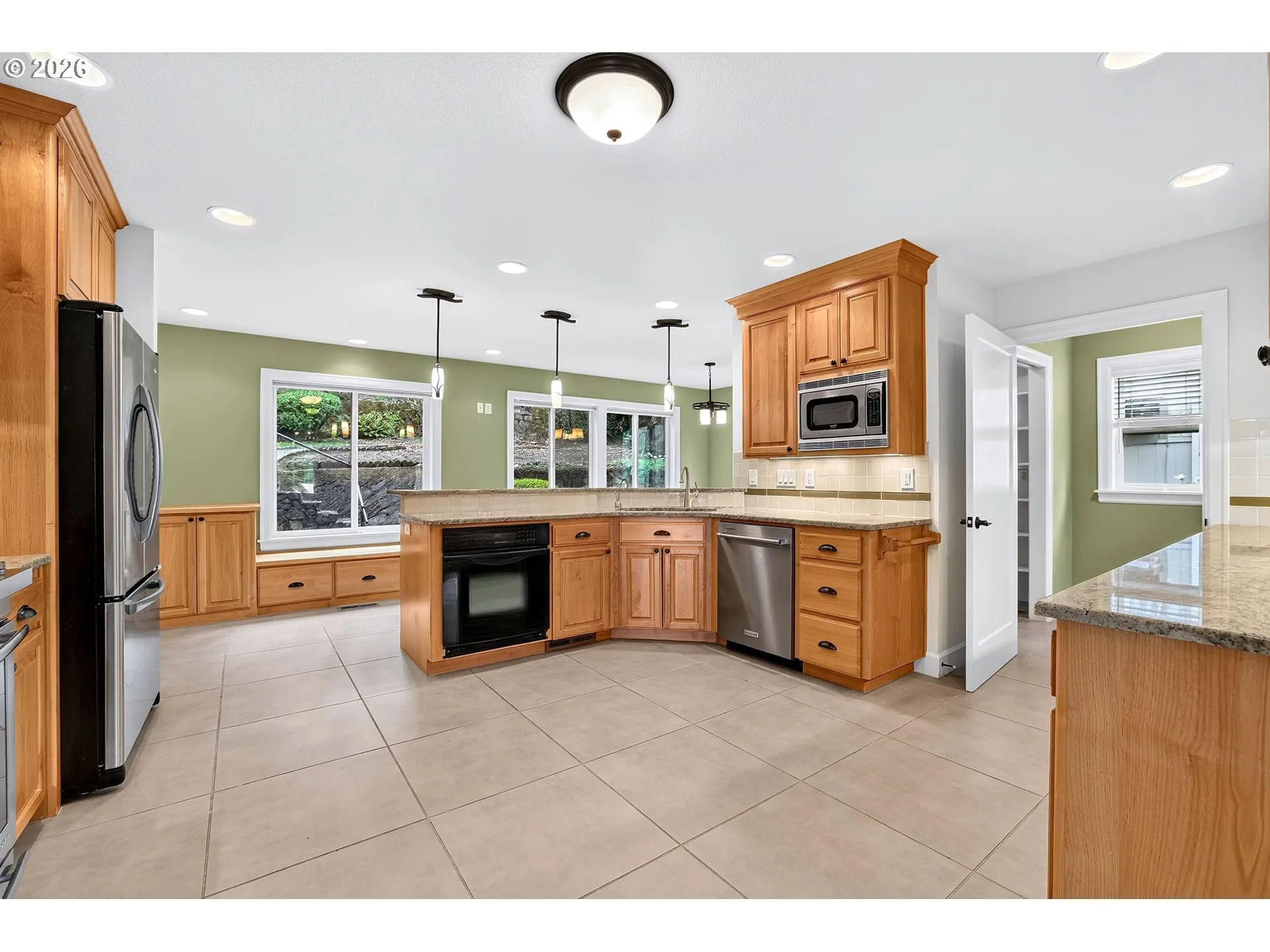 Kitchen-Breakfast Bar