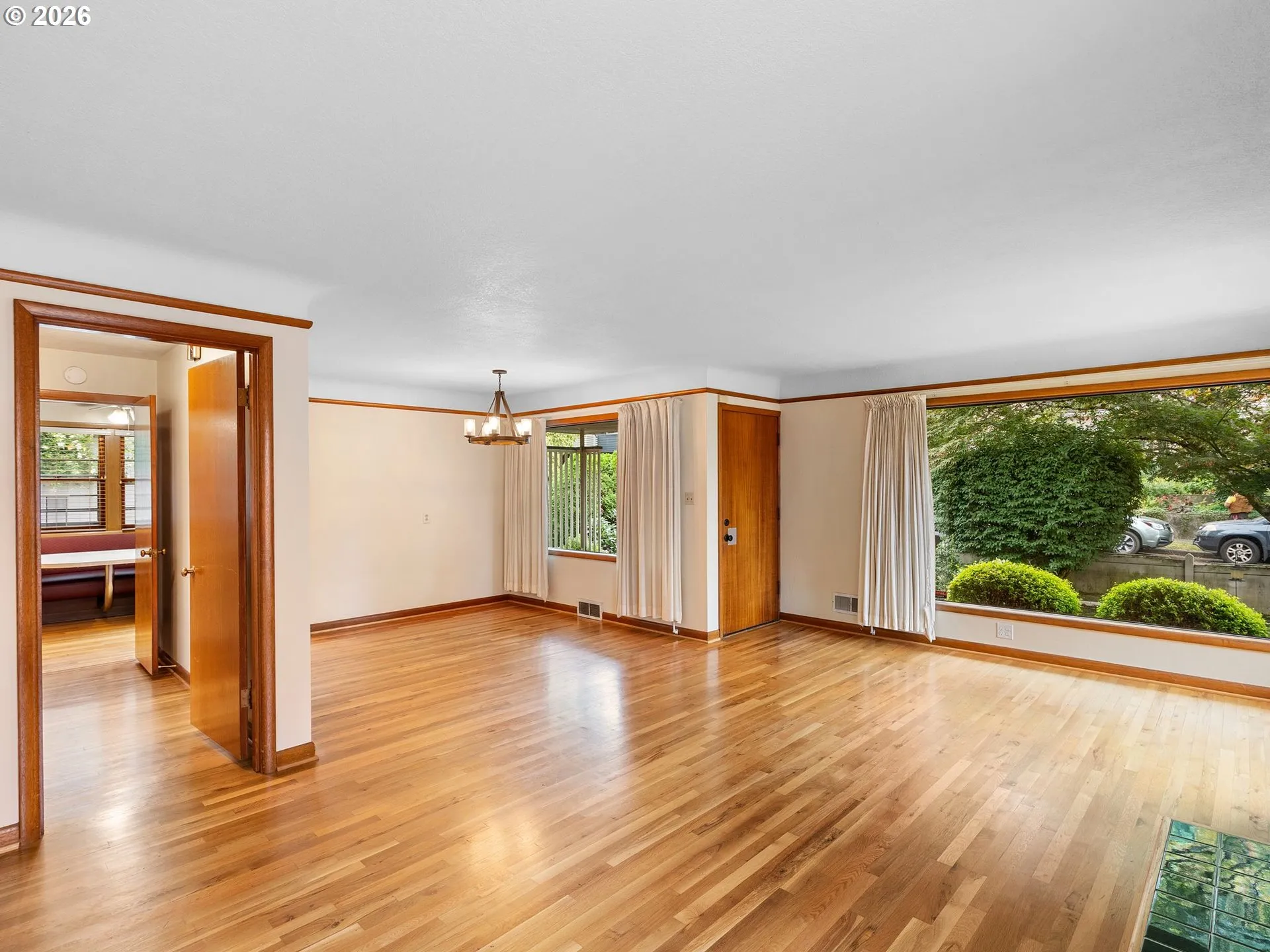 Living Room/Entrance