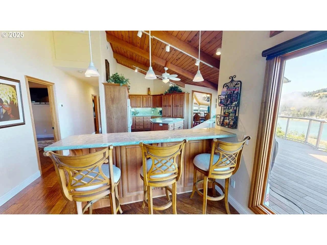 Kitchen-Breakfast Bar