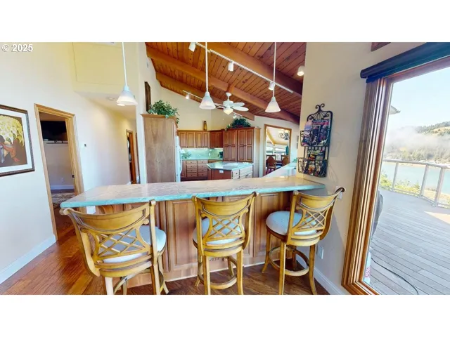Kitchen-Breakfast Bar