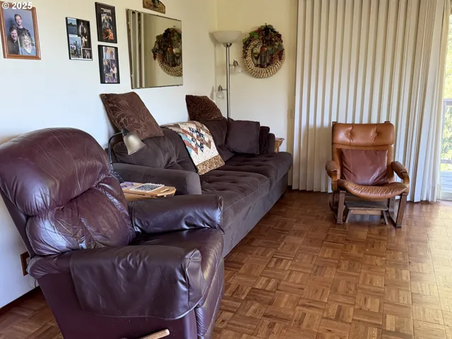 Living Room-Vaulted Ceilings
