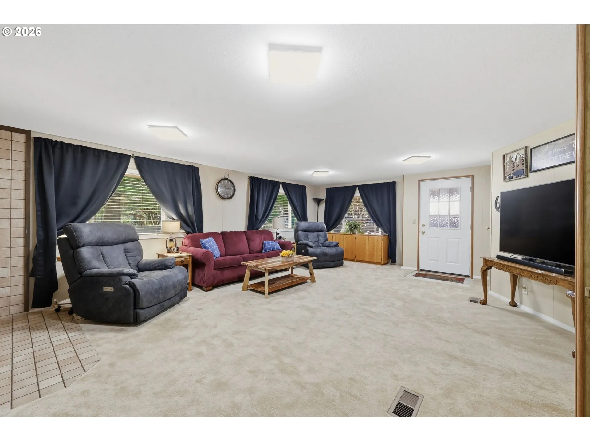 Living Room/Entrance