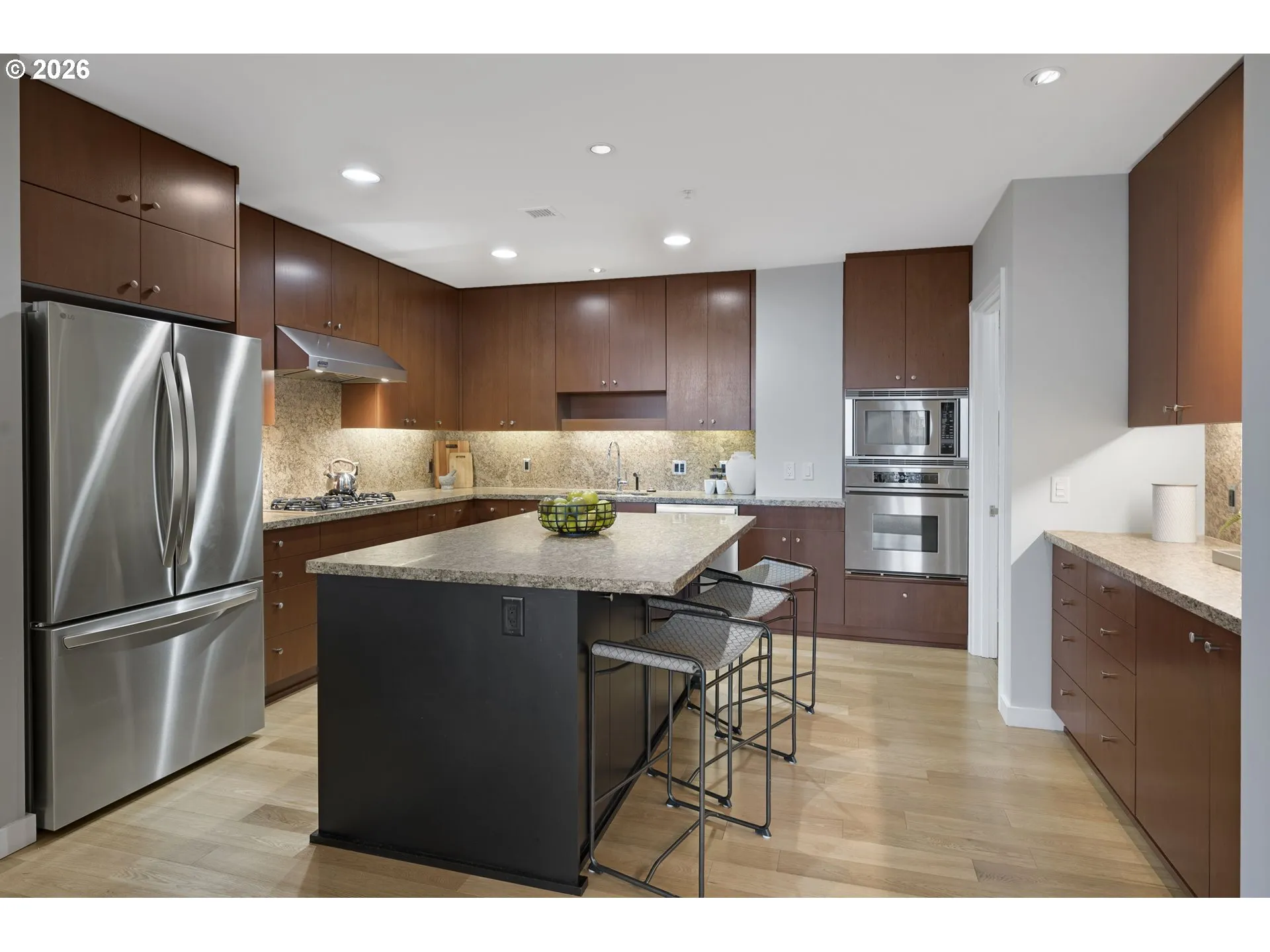 Kitchen-Breakfast Bar
