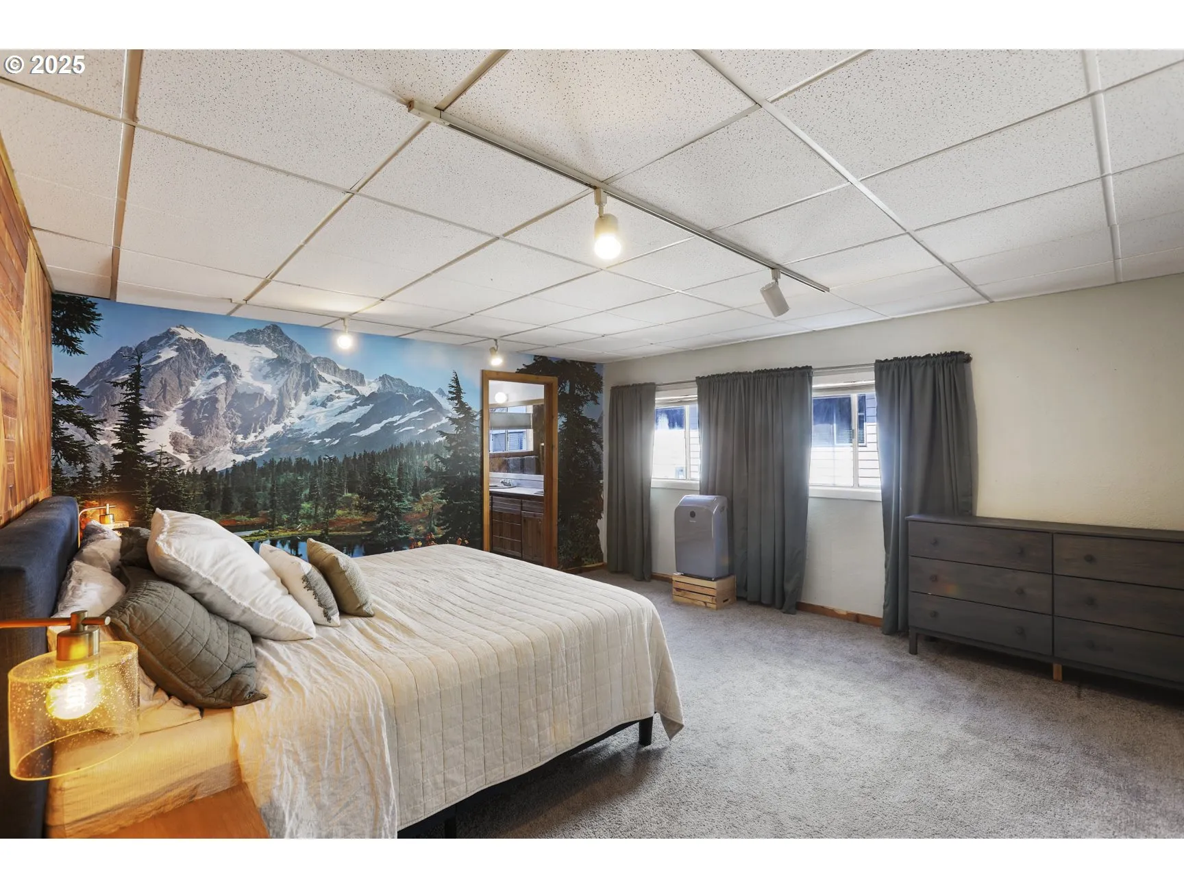 Bedroom, Primary