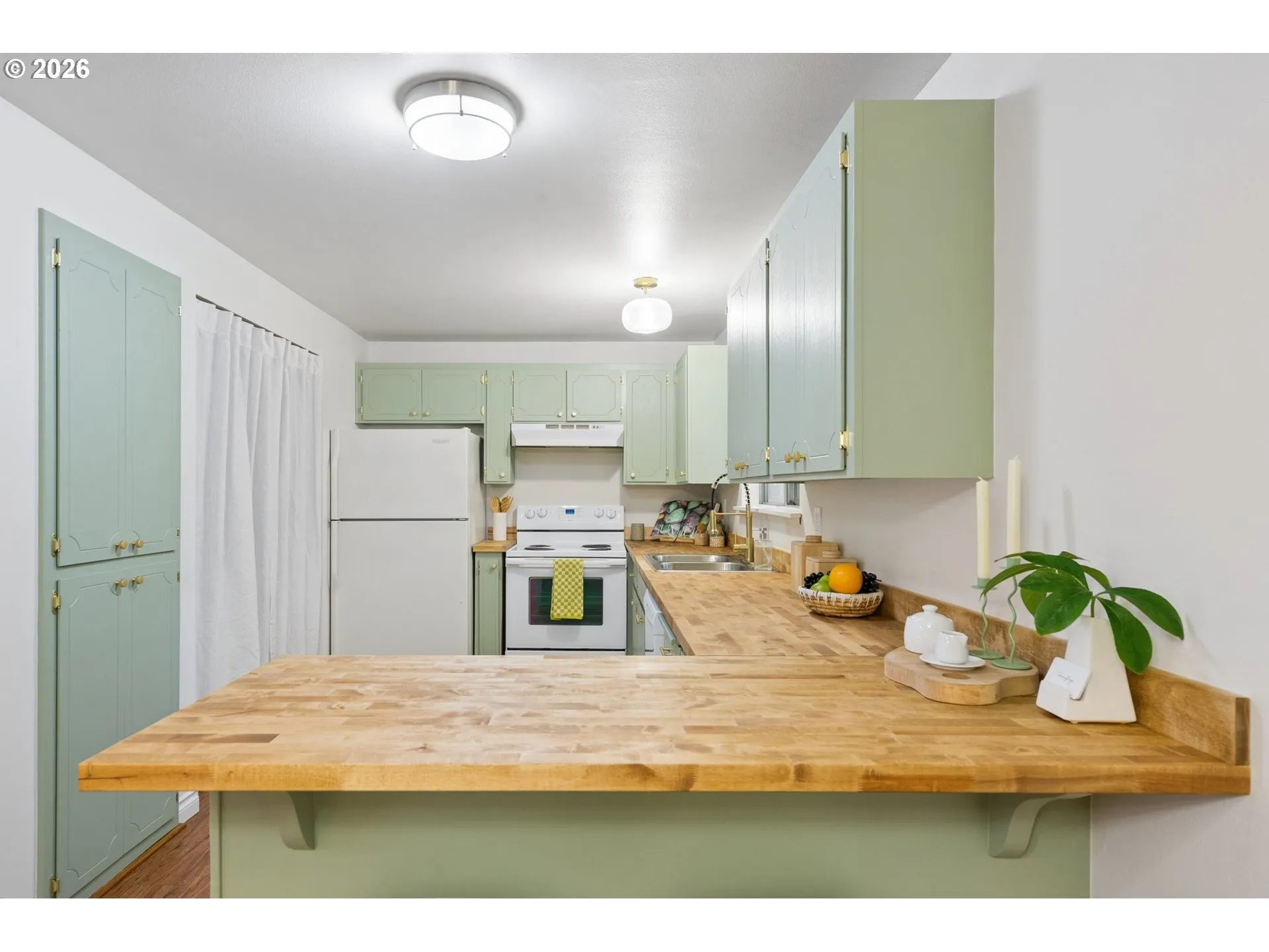 Kitchen-Eating Area