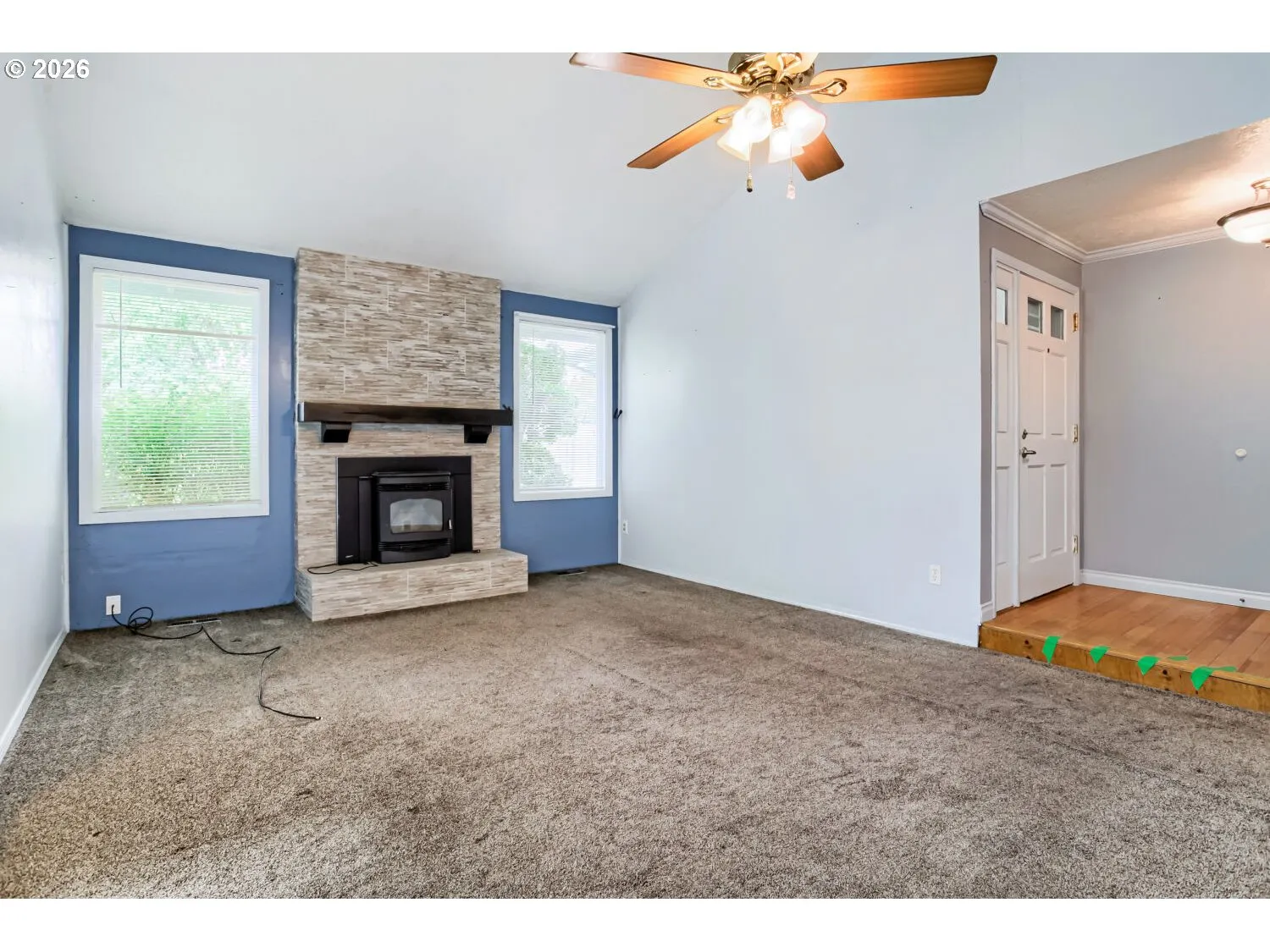 Living Room/Entrance