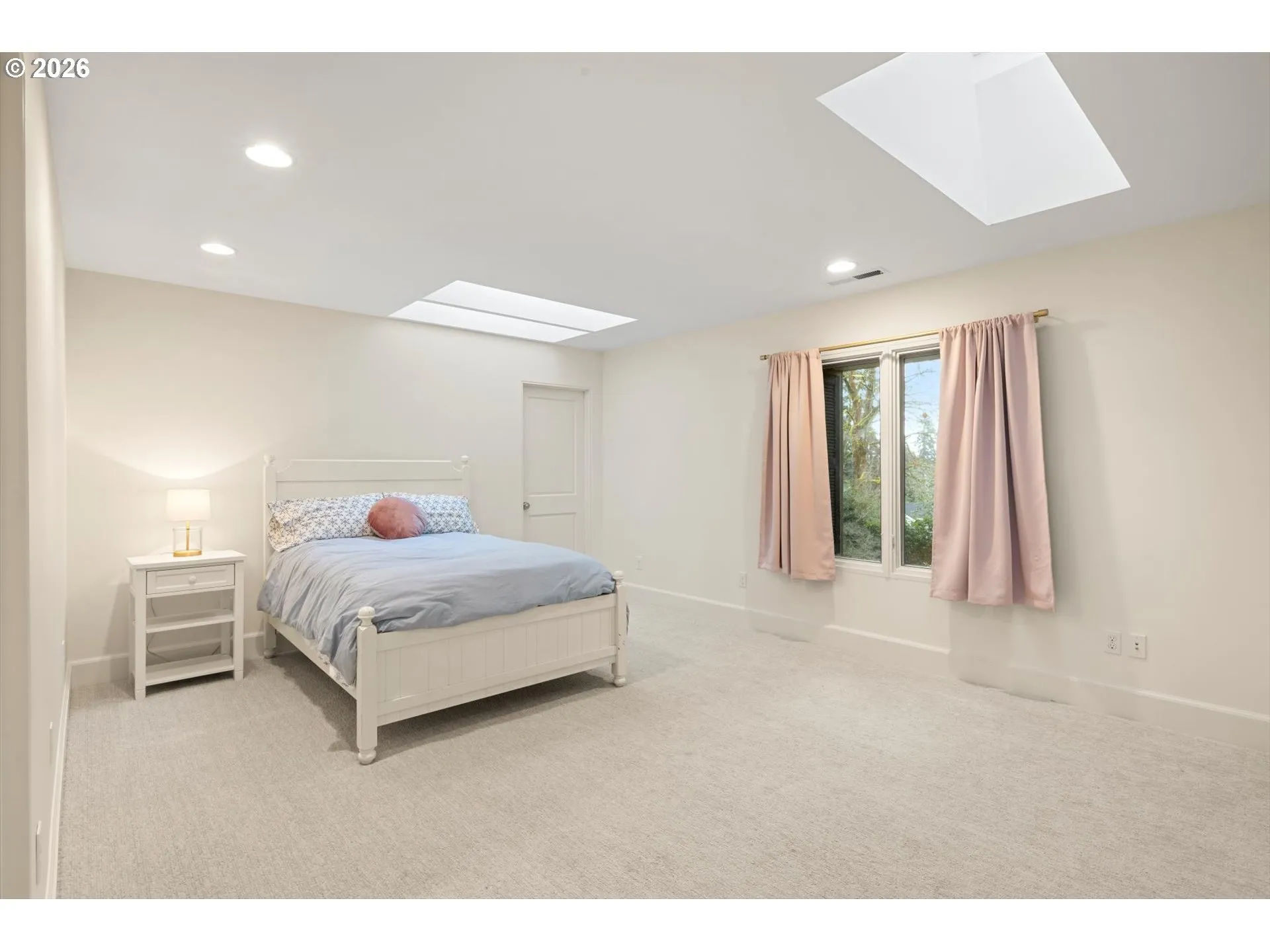 Bedroom-Full Bathroom