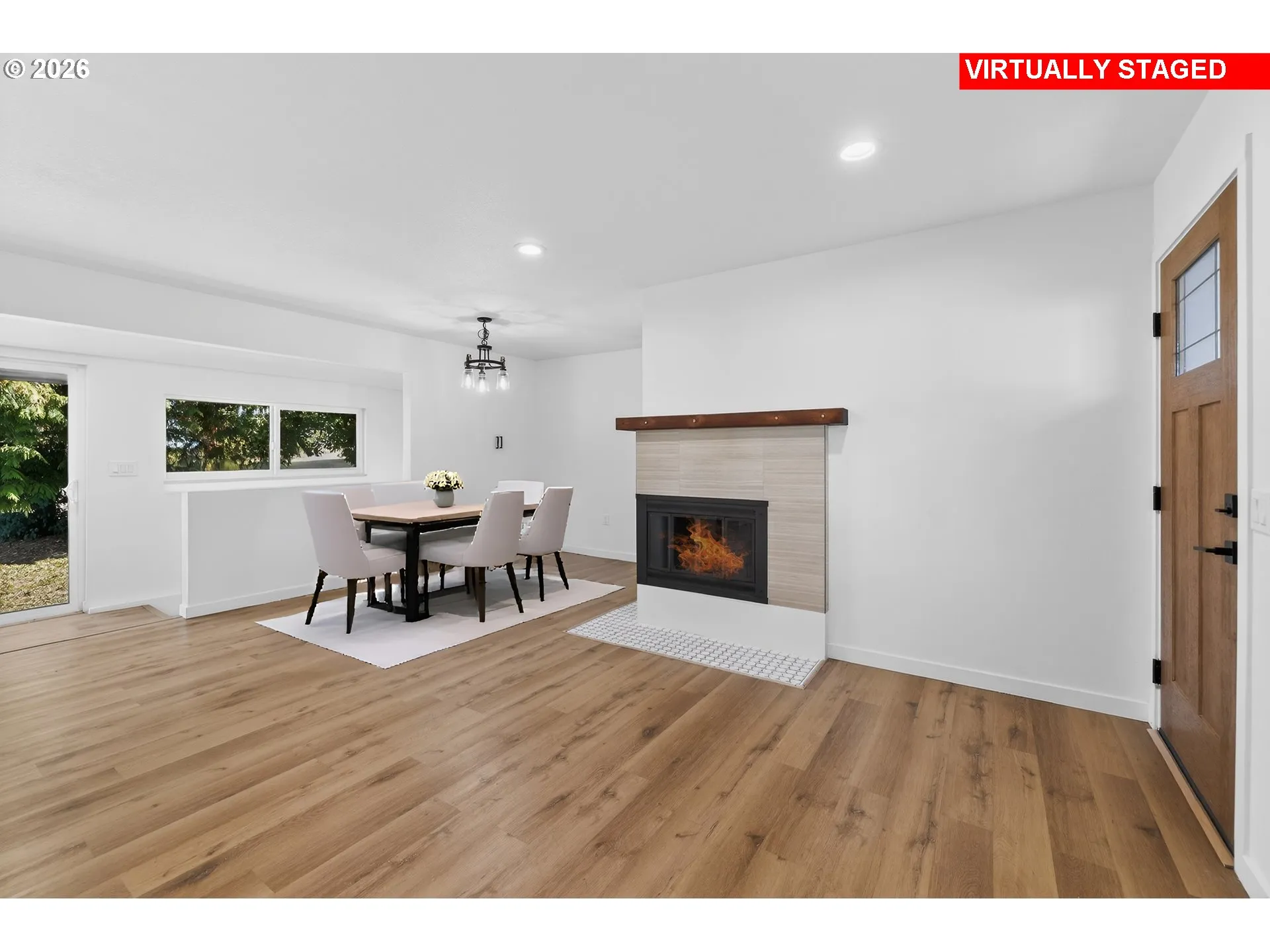 Living Room/Entrance