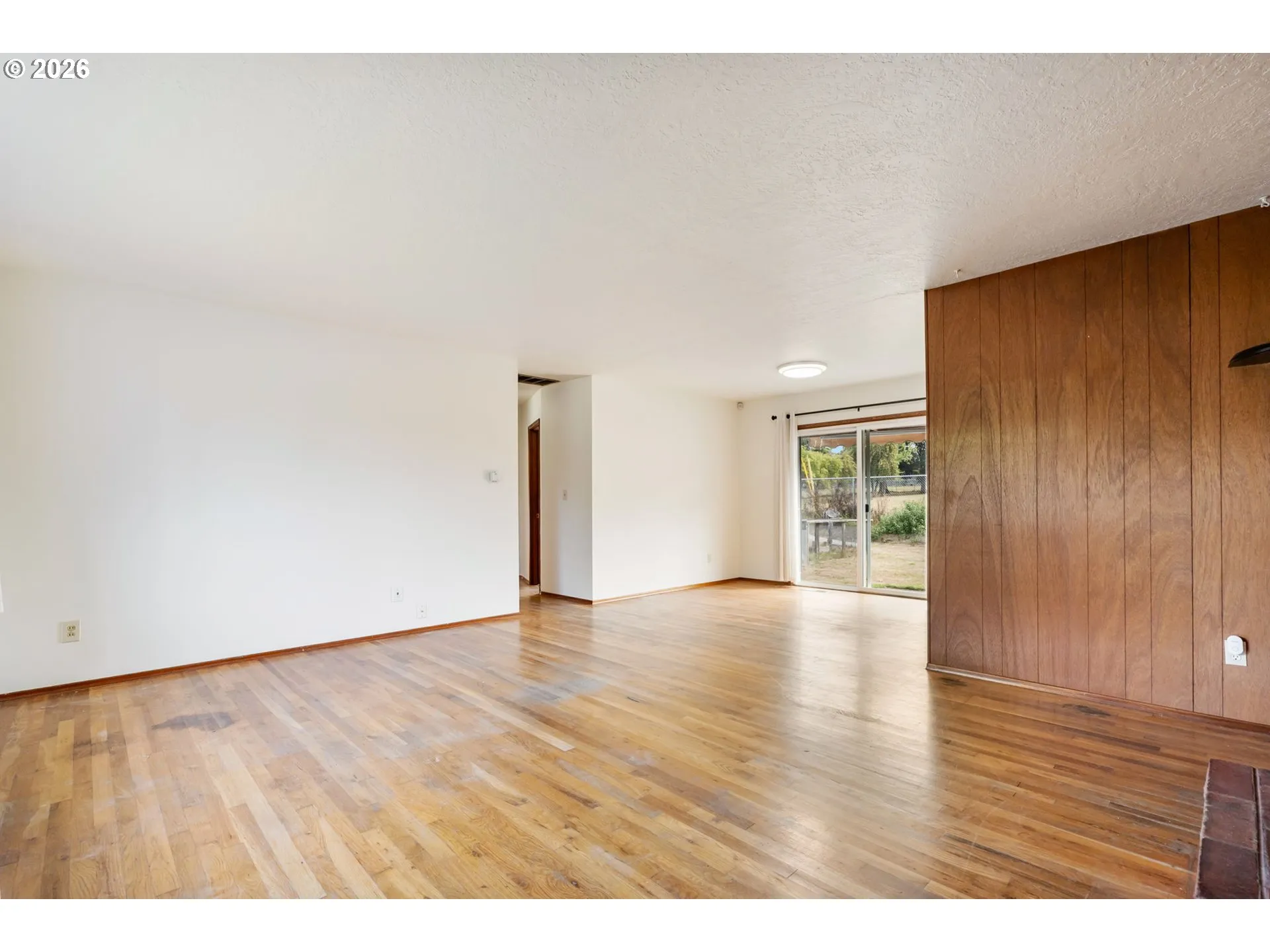 Living Room/Entrance