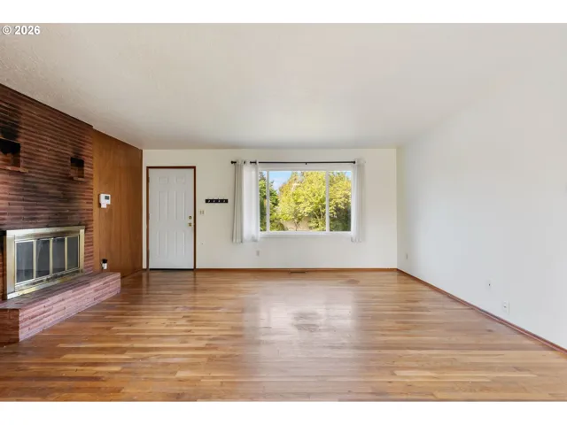 Living Room/Entrance