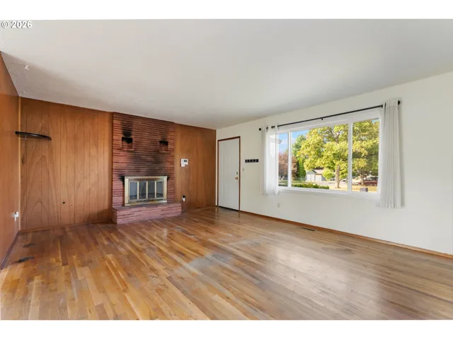 Living Room-Fireplace
