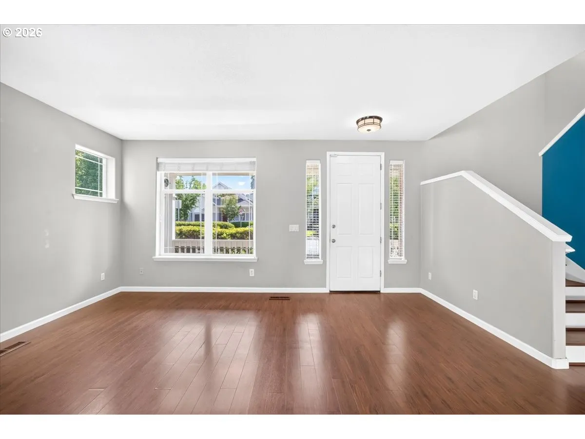 Living Room/Entrance