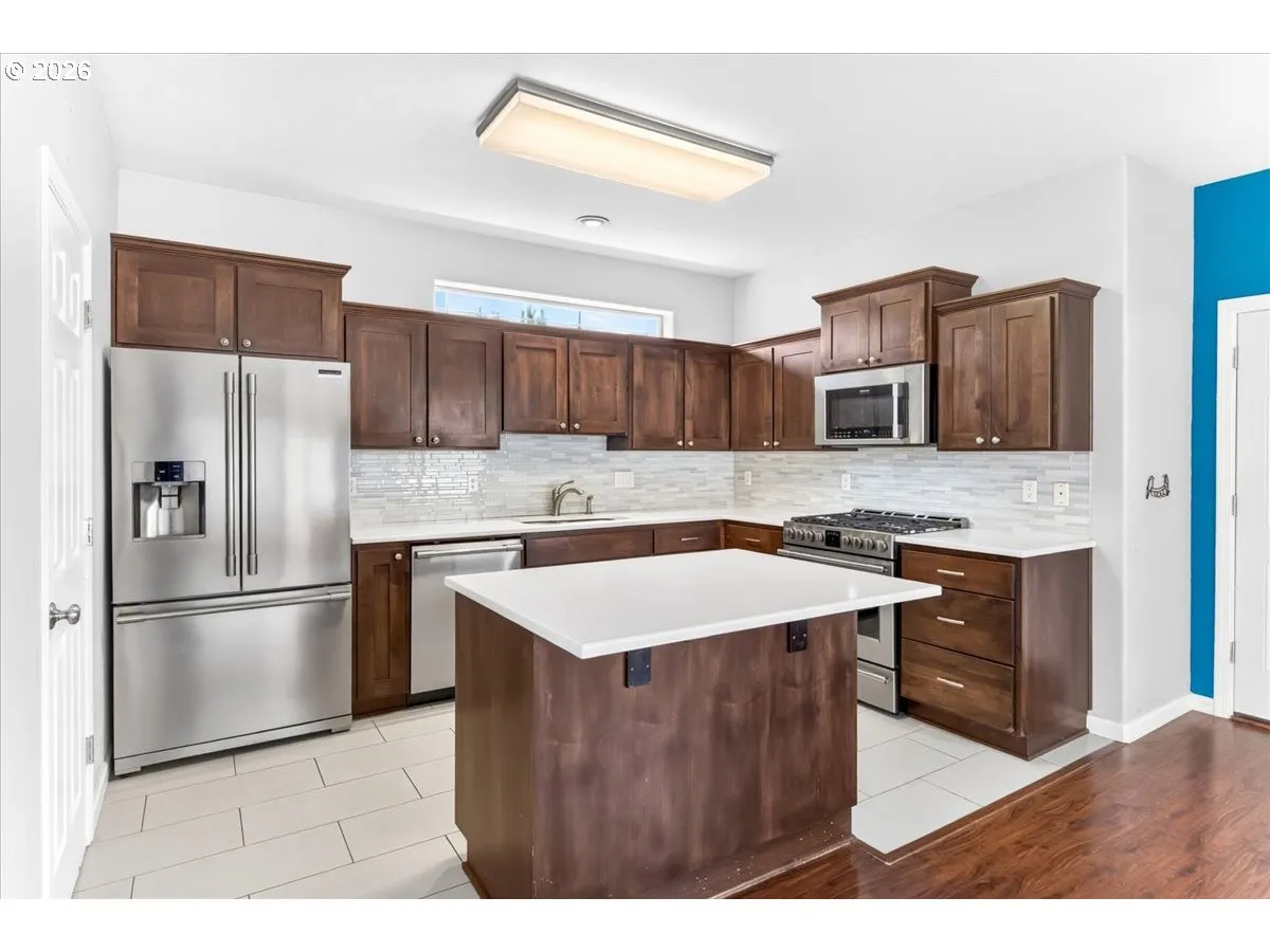 Kitchen-Breakfast Bar