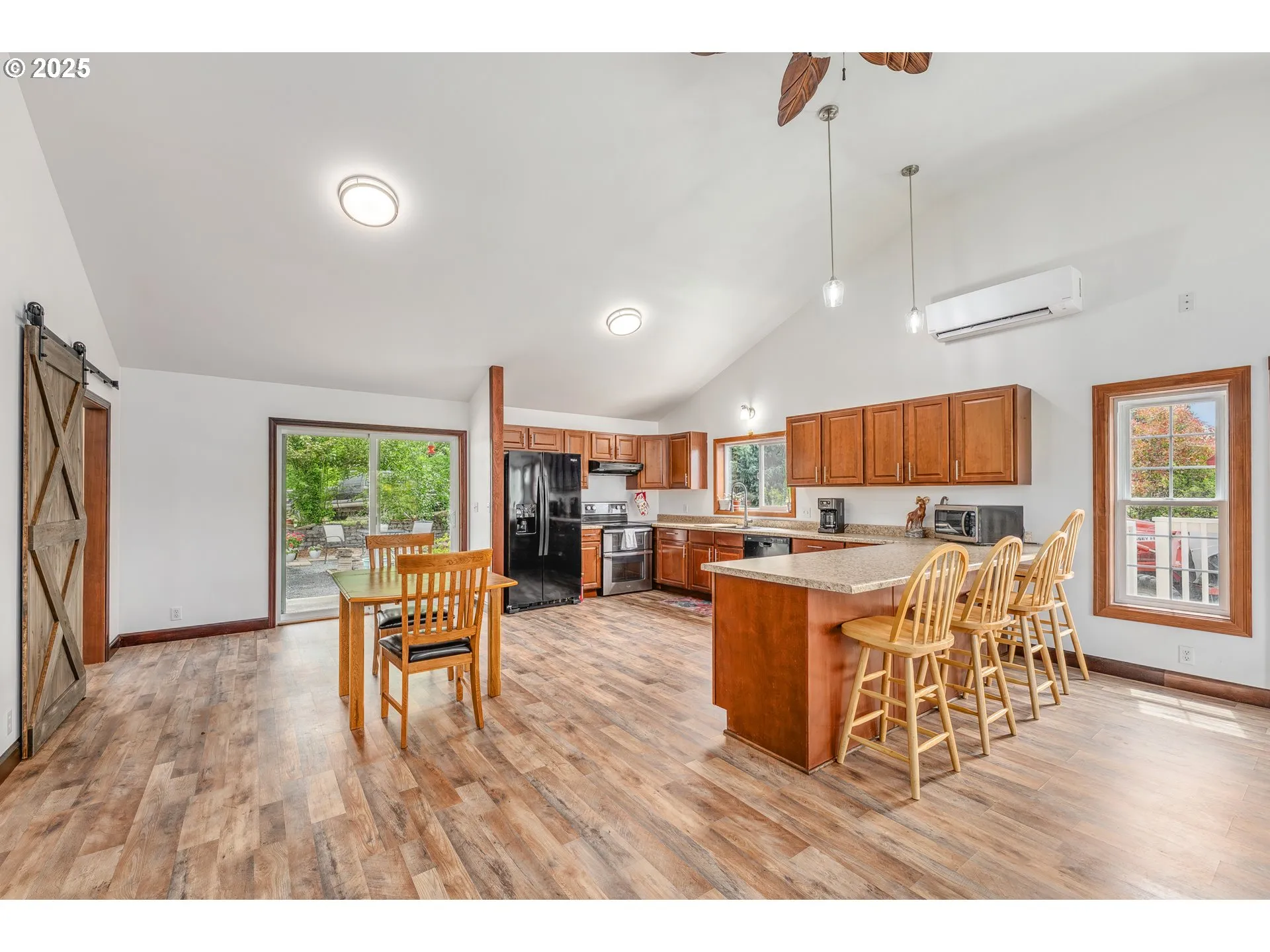 Kitchen-Breakfast Bar