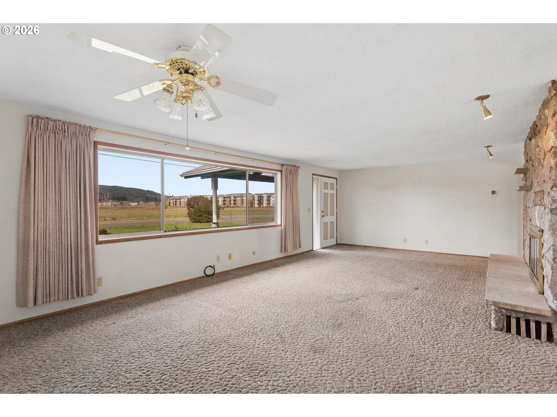 Living Room/Entrance